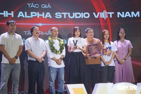Ông Hoàng Nam Tiến được trao giải thưởng Nhà sáng tạo nội dung số vì cộng đồng - Ảnh 3. Nhà sáng tạo nội dung số vì cộng đồng: Từ người chuyên nghiệp đến Lão Nông Vlog được vinh danh - Ảnh 3.