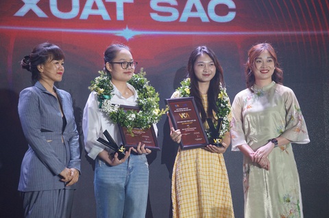 Ông Hoàng Nam Tiến được trao giải thưởng Nhà sáng tạo nội dung số vì cộng đồng - Ảnh 4. Ông Hoàng Nam Tiến được trao giải thưởng Nhà sáng tạo nội dung số vì cộng đồng - Ảnh 4.