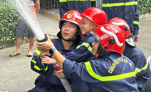 Gặp lại cậu bé bị bệnh, ước làm lính cứu hỏa - Ảnh 1. Gặp lại cậu bé bị bệnh, ước làm lính cứu hỏa - Ảnh 1.