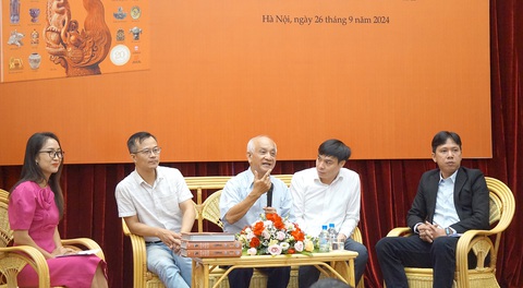 Cuốn sách lịch sử 'tuyên chiến với điện thoại' - Ảnh 1. Cuốn sách lịch sử 'tuyên chiến với điện thoại' - Ảnh 1.