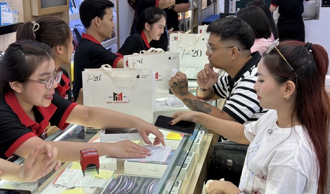 Bạn trẻ TP.HCM thức xuyên đêm chờ mua iPhone 16 - Ảnh 2. Bạn trẻ TP.HCM thức xuyên đêm chờ mua iPhone 16 - Ảnh 2.