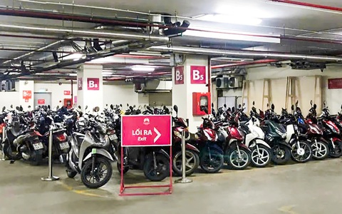 Đi siêu thị không gửi được xe do 'đụng' lịch chiếu phim, đơn vị quản lý nói gì? - Ảnh 1. Đi siêu thị không gửi được xe do 'đụng' lịch chiếu phim - Ảnh 1.