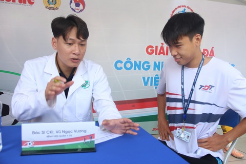 Tư vấn, khám bệnh miễn phí ở Giải bóng đá công nhân, viên chức 2024 - Ảnh 3.