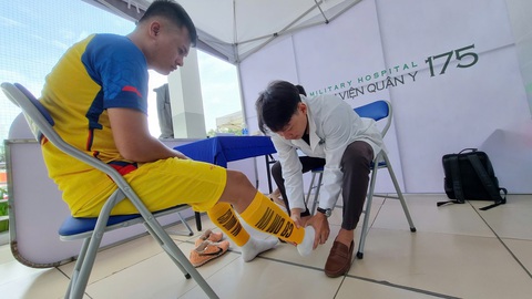 Tư vấn, khám bệnh miễn phí ở Giải bóng đá công nhân, viên chức 2024 - Ảnh 1.