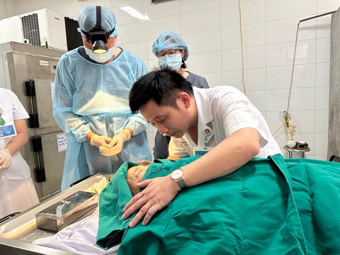 Xúc động hình ảnh người bác sĩ ôm mẹ lần cuối sau khi hiến giác mạc của bà cho y học - Ảnh 1. Rớt nước mắt bác sĩ ôm mẹ lần cuối sau khi hiến giác mạc mẹ - Ảnh 1.