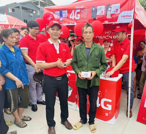 Viettel tăng tốc chuyển đổi thuê bao 2G trước ngày tắt sóng - Ảnh 2. Viettel tăng tốc chuyển đổi thuê bao 2G trước ngày tắt sóng - Ảnh 2.