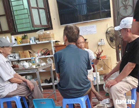 ‘Thần y’ chữa bách bệnh bằng nước vẫn ngang nhiên hoạt động - Ảnh 2. ‘Thần y’ chữa bách bệnh bằng nước vẫn ngang nhiên hoạt động - Ảnh 2.