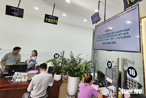 Chiều cuối tuần ở văn phòng đăng ký đất đai: Đèn vẫn sáng và loa vẫn gọi tên người dân làm thủ tục - Ảnh 4.