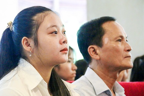 Trao học bổng Tiếp sức đến trường: Trao niềm tin từ bao tấm lòng nhân ái - Ảnh 5. Trao học bổng Tiếp sức đến trường: Trao niềm tin từ bao tấm lòng nhân ái - Ảnh 4.