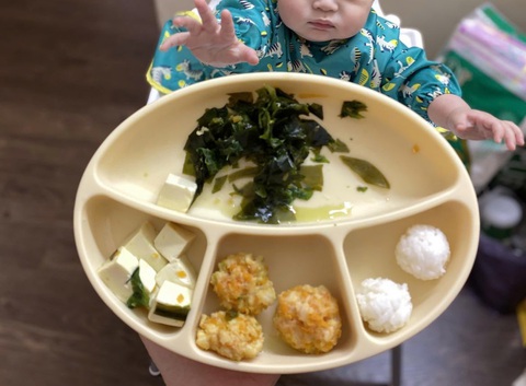 Bác sĩ tai mũi họng chỉ rõ tác hại khi cho trẻ ăn quá no vào buổi tối - Ảnh 1. Bác sĩ tai mũi họng chỉ rõ tác hại khi cho trẻ ăn quá no vào buổi tối - Ảnh 1.