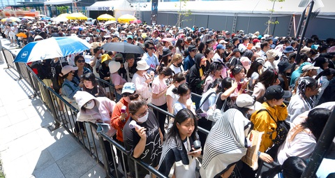 20.000 khán giả chúc mừng sinh nhật HIEUTHUHAI trong đêm concert Anh trai say hi - Ảnh 2. 20.000 khán giả chúc mừng sinh nhật HIEUTHUHAI trong đêm concert Anh trai say hi - Ảnh 3.