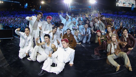 20.000 khán giả chúc mừng sinh nhật HIEUTHUHAI trong đêm concert Anh trai say hi - Ảnh 1. 20.000 khán giả chúc mừng sinh nhật HIEUTHUHAI trong đêm concert Anh trai say hi - Ảnh 2.