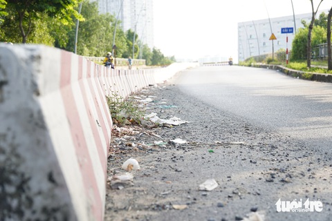 Rác thải tràn lan trên vỉa hè đường, nổi lềnh bềnh dưới rạch - Ảnh 8.