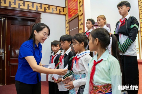 Hàng chục cánh tay học sinh giơ lên trước câu hỏi nhà bị sập đổ, hư hại do bão lũ - Ảnh 9. 'Nhà bị sập, con muốn mua sách vở, bố mẹ được xây lại nhà' - Ảnh 9.