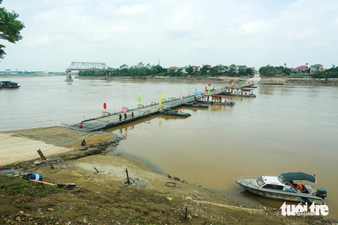 Vụ sập cầu Phong Châu: Bộ Quốc phòng điều 15 người nhái tinh nhuệ nhất tìm kiếm người mất tích - Ảnh 2.