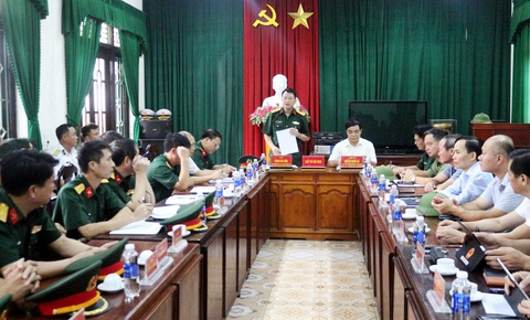 Vụ sập cầu Phong Châu: Bộ Quốc phòng điều 15 người nhái tinh nhuệ nhất tìm kiếm người mất tích - Ảnh 1.