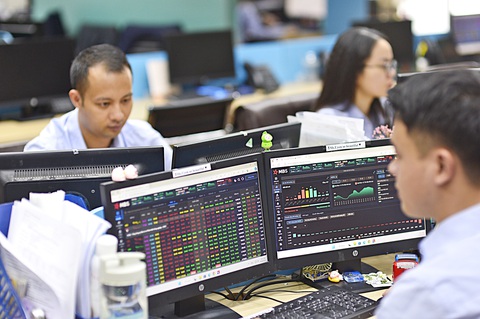 Tin tức sáng 3-11: 'Loạn' mua bán vàng trên chợ mạng, mỗi người một giá - Ảnh 3. Tin tức sáng 3-11: Loạn mua bán vàng trên chợ mạng, mỗi người một giá - Ảnh 3.