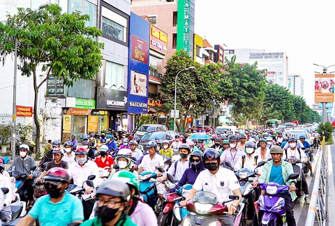 Làm đường trên cao để giảm kẹt xe ở TP.HCM - Ảnh 1. Làm đường trên cao để giảm kẹt xe ở TP.HCM - Ảnh 1.