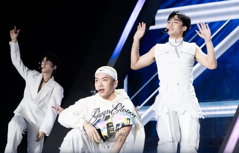 20.000 khán giả chúc mừng sinh nhật HIEUTHUHAI trong đêm concert Anh trai say hi - Ảnh 5. 20.000 khán giả chúc mừng sinh nhật HIEUTHUHAI trong đêm concert Anh trai say hi - Ảnh 6.