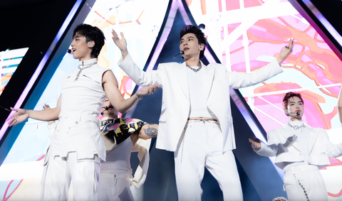 20.000 khán giả chúc mừng sinh nhật HIEUTHUHAI trong đêm concert Anh trai say hi - Ảnh 4. 20.000 khán giả chúc mừng sinh nhật HIEUTHUHAI trong đêm concert Anh trai say hi - Ảnh 5.