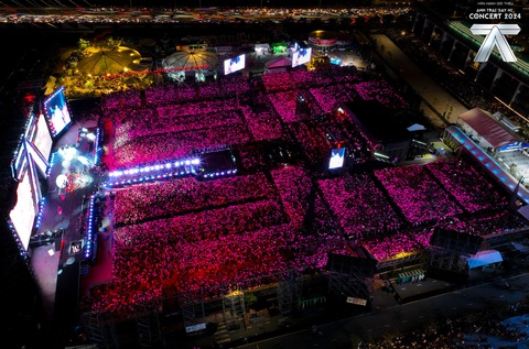 20.000 khán giả chúc mừng sinh nhật HIEUTHUHAI trong đêm concert Anh trai say hi - Ảnh 3. 20.000 khán giả chúc mừng sinh nhật HIEUTHUHAI trong đêm concert Anh trai say hi - Ảnh 4.