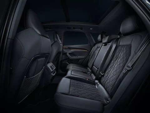 Audi Q5 2025 ra mắt: Nội thất rộng nhất lịch sử, 3 màn hình ‘hot trend’, bản base mạnh hơn 200 mã lực đấu GLC- Ảnh 6. Audi Q5 2025 ra mắt: Nội thất siêu rộng, có 3 màn hình, thế hệ cuối cùng dùng động cơ xăng - Ảnh 5.