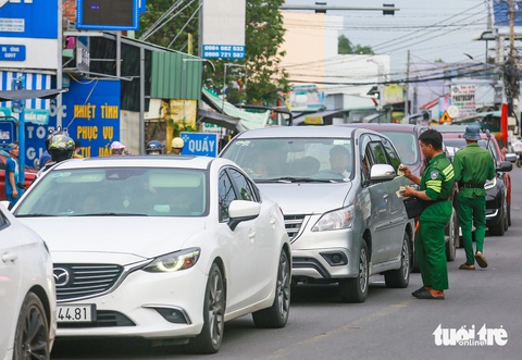Phà Cát Lái ken đặc xe sau nghỉ lễ, nhân viên bán vé từ xa cả cây số - Ảnh 1.