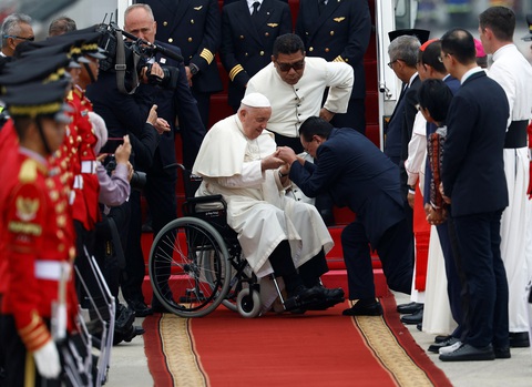 Giáo hoàng Francis đến Indonesia, bất đầu công du gần 33.000km - Ảnh 1. Giáo hoàng Francis đến Indonesia, bất đầu công du gần 33.000km - Ảnh 1.