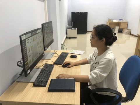 Suất học bổng ân tình thay đổi cuộc đời cô nữ sinh nay là kỹ sư môi trường - Ảnh 3. Gặp lại thầy giáo giúp con đăng ký học bổng Tiếp sức đến trường, nước mắt mẹ tuôn rơi - Ảnh 4.