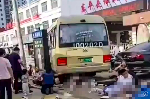 Trung Quốc: Xe buýt đâm vào đám đông bên ngoài trường học, 11 người chết - Ảnh 1.