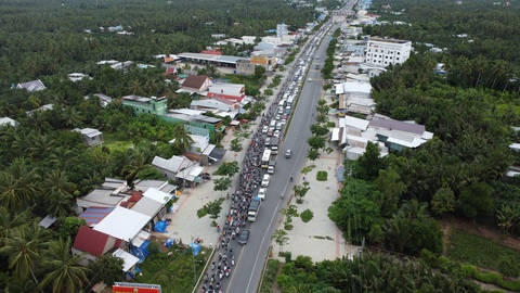 Người dân miền Tây quay lại thành phố sau lễ,