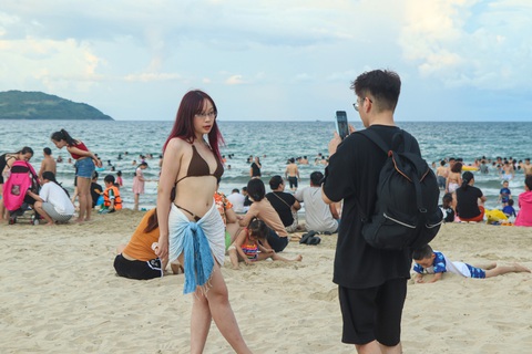 ‘Bãi biển đẹp nhất hành tinh’ đông nghịt người dịp lễ 2-9 - Ảnh 3.