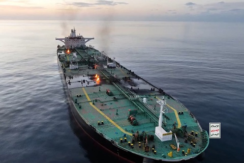 Hai tàu thương mại bị tấn công ngoài khơi Yemen - Ảnh 2. Hai tàu thương mại bị tấn công ngoài khơi Yemen - Ảnh 2.