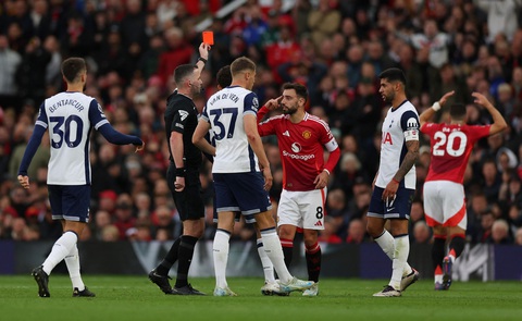 Bruno Fernandes trách VAR và trọng tài sau trận thua đậm của Manchester United - Ảnh 1.