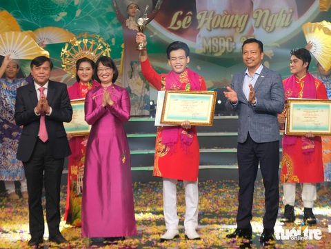 Lê Hoàng Nghi xuất sắc giành Chuông vàng vọng cổ 2024 - Ảnh 1. Lê Hoàng Nghi giành Chuông vàng vọng cổ 2024: Đêm nay tổ đãi, em tỏa sáng - Ảnh 1.