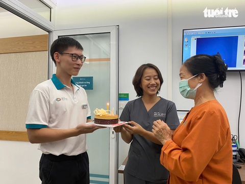 Vỡ òa hạnh phúc khi đôi mắt ‘hồi sinh’ sau 10 năm nhờ giác mạc được hiến tặng - Ảnh 1. Vỡ òa hạnh phúc khi đôi mắt ‘hồi sinh’ sau 10 năm nhờ giác mạc được hiến tặng - Ảnh 1.