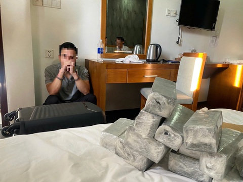 Bắt Việt kiều triệu đô giả, lừa người phụ nữ lấy 500 triệu đồng thật - Ảnh 1.