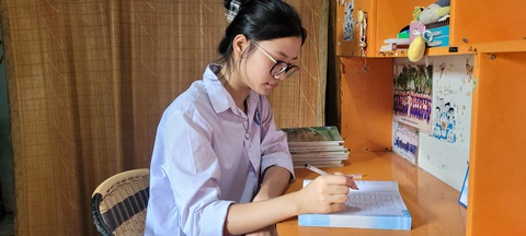 Nữ sinh nghèo nhất khu phố muốn học đại học thay đổi số phận - Ảnh 4. Nữ sinh nghèo nhất khu phố muốn học đại học thay đổi số phận - Ảnh 2.