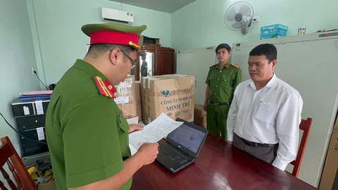 Nâng dự toán làm đường lên 3,8 tỉ để rút ruột 1 tỉ: Chủ tịch xã bị khởi tố - Ảnh 1.