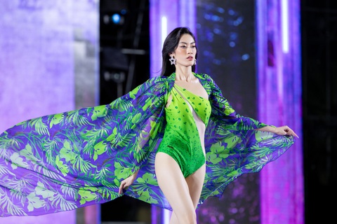 Màn trình diễn áo tắm gây phản cảm tại Miss Universe Vietnam lỗi do ai? - Ảnh 1. Màn trình diễn áo tắm gây phản cảm tại Miss Universe Vietnam lỗi do ai? - Ảnh 1.