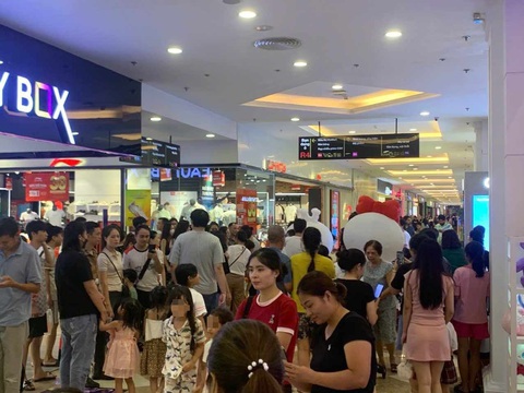 Trung tâm thương mại ở Hà Nội đông nghẹt người mua sắm trong ngày nghỉ lễ - Ảnh 2. Trung tâm thương mại ở Hà Nội đông nghẹt người mua sắm trong ngày nghỉ lễ - Ảnh 2.