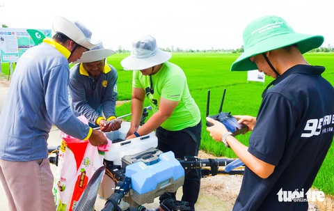 Hai lúa sắm drone đi mần ruộng - Ảnh 3. Hai lúa sắm drone đi mần ruộng - Ảnh 3.