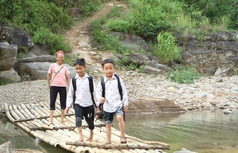 Khát vọng đến trường - Ảnh 1. Khát vọng đến trường: nhìn các em đi học mà thương - Ảnh 1.