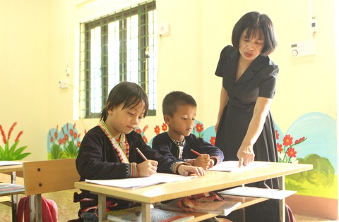 Khát vọng đến trường - Ảnh 2. Khát vọng đến trường: nhìn các em đi học mà thương - Ảnh 4.