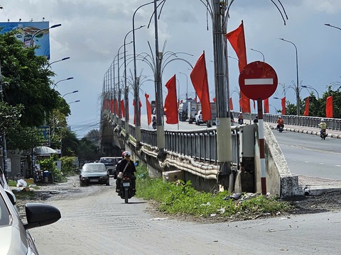Đi ngược chiều, chen làn rẽ phải, chạy xe kiểu 'bất chấp' ở Cần Thơ - Ảnh 2.