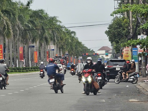 Đi ngược chiều, chen làn rẽ phải, chạy xe kiểu 'bất chấp' ở Cần Thơ - Ảnh 3.