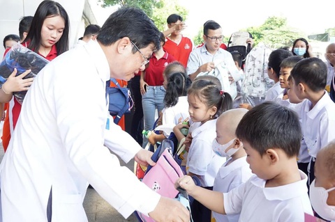 Lễ khai giảng của những 'học sinh kiên cường' - Ảnh 2.