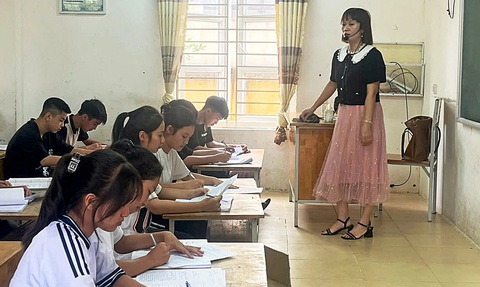 Vượt sông đi dạy ở thủ đô Hà Nội - Ảnh 1.
