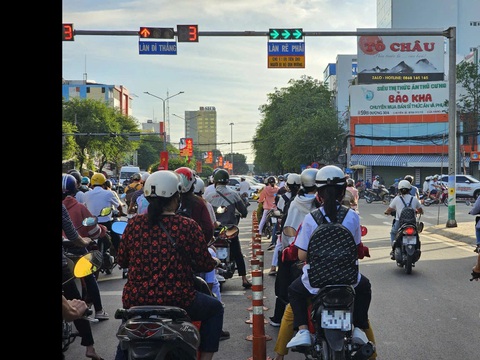 Đi ngược chiều, chen làn rẽ phải, chạy xe kiểu 'bất chấp' ở Cần Thơ - Ảnh 4.