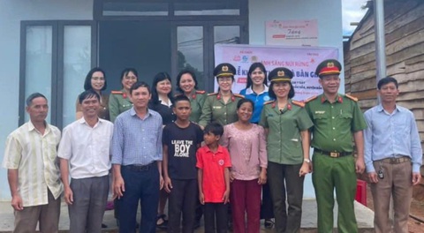 Công an xây nhà, cấp học bổng cho trẻ mồ côi trước lễ khai giảng - Ảnh 1. Công an xây nhà, cấp học bổng cho trẻ mồ côi trước ngày khai giảng - Ảnh 1.